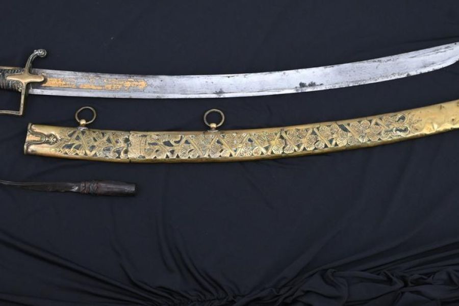 Un sabre de Napoléon aux enchères à Paris : Mythe, histoire et enjeux d'une vente exceptionnelle.