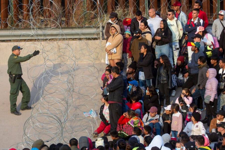 Manifestation anti-Trump à la frontière américano-mexicaine : une piñata à son effigie rouée de coups