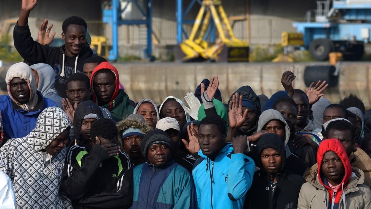 Le chancelier allemand Olaf Scholz et 16 gouverneurs d'États se sont mis d'accord sur la mise en œuvre de mesures plus strictes pour faire face à l'afflux croissant de migrants. Cette décision a été prise lors de la conférence du Premier ministre qui s'est tenue lundi à Berlin.  Les mesures décidées comprennent l'accélération des procédures d'asile, la limitation des prestations accordées aux demandeurs d'asile et l'augmentation du soutien financier fédéral aux États et aux communautés locales. Après la conférence, Olaf Scholz, chancelier allemand, Stephan Weil, ministre-président de Basse-Saxe, et Boris Rhein, ministre-président de Hesse, ont tenu une conférence de presse commune.  Lors de la conférence de presse, le chancelier Olaf Scholz a souligné la nécessité de poursuivre l'intensification des contrôles aux frontières allemandes et a discuté du recalibrage des paiements de pension alimentaire pour les demandeurs d'asile.  Les changements proposés incluent l’extension du soutien de 18 à 36 mois et la prise en charge des services d’hébergement et de restauration pour les demandeurs d’asile.