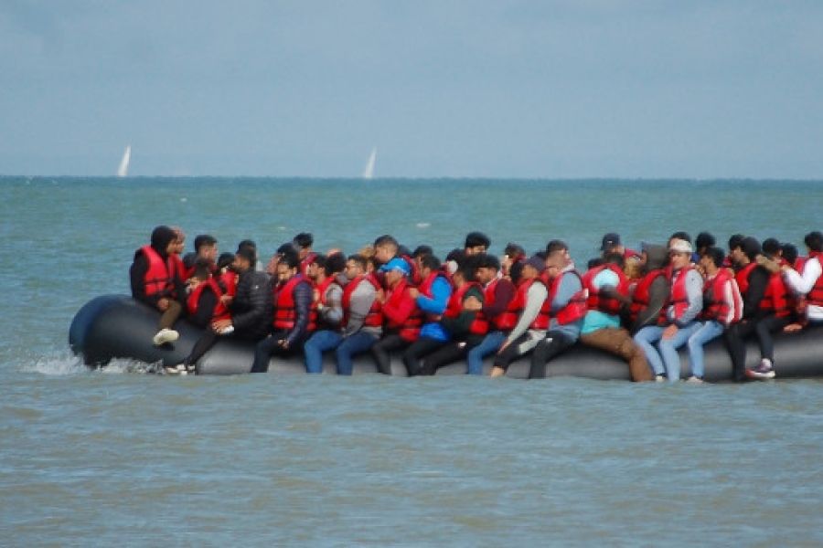 Royaume-Uni – Expulsions Systématiques des Migrants Arrivés par la Manche, Une Nouvelle Politique de Fermeté