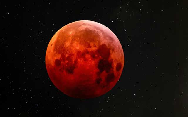 Éclipse lunaire totale : La Lune de sang fascine le monde – Science, images et symboles d’un phénomène rare