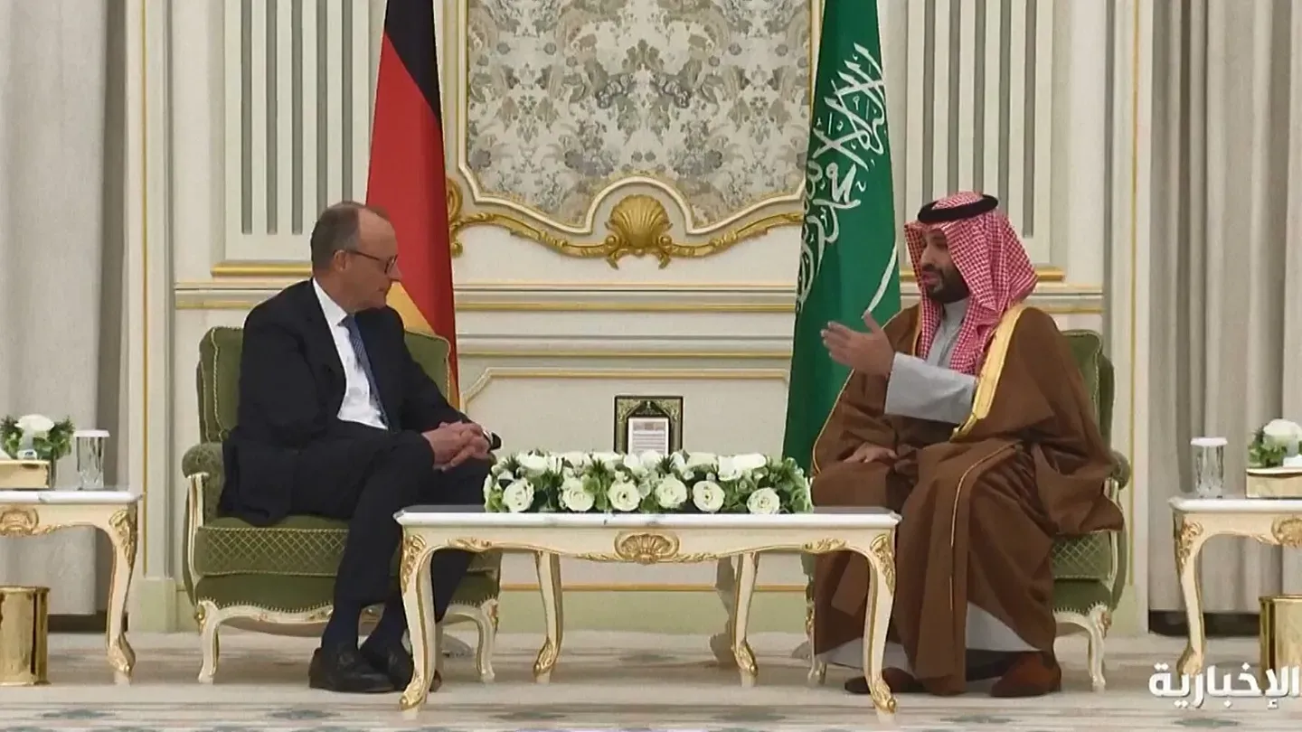 L'Allemagne cherche son indépendance : Le Chancelier en tournée dans le Golfe pour des partenariats énergie-armement