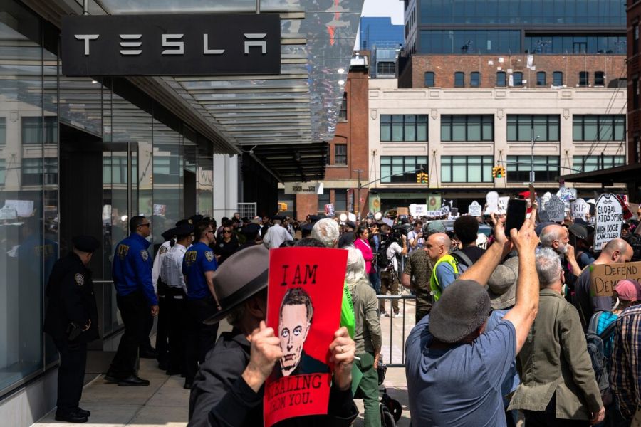 Société : La montée du mouvement "Anti-Tesla" aux États-Unis, symbole de la polarisation politique radicale sous l'ère Trump