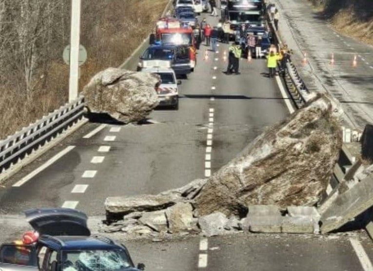 Chaos en Savoie : un éboulement rocheux bloque l'accès aux stations de ski