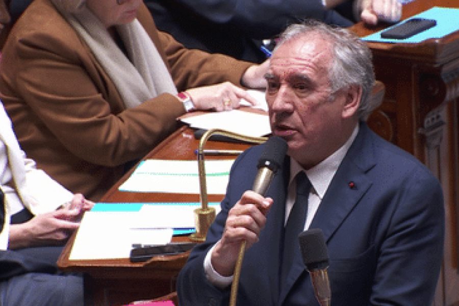 Immigration : François Bayrou n’exclut pas de légiférer sur l’immigration : Quel impact sur l'attractivité de la France pour les talents étrangers ?