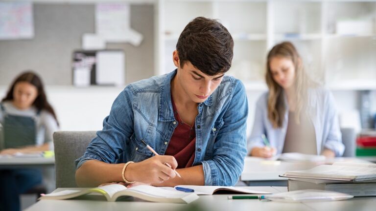 Baccalauréat 2025 : premières épreuves sous tension pour les lycéens français