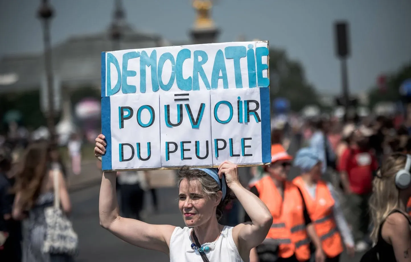 Crise de la Confiance : L'Érosion Démocratique en Occident Face à l'Ombre Autoritaire