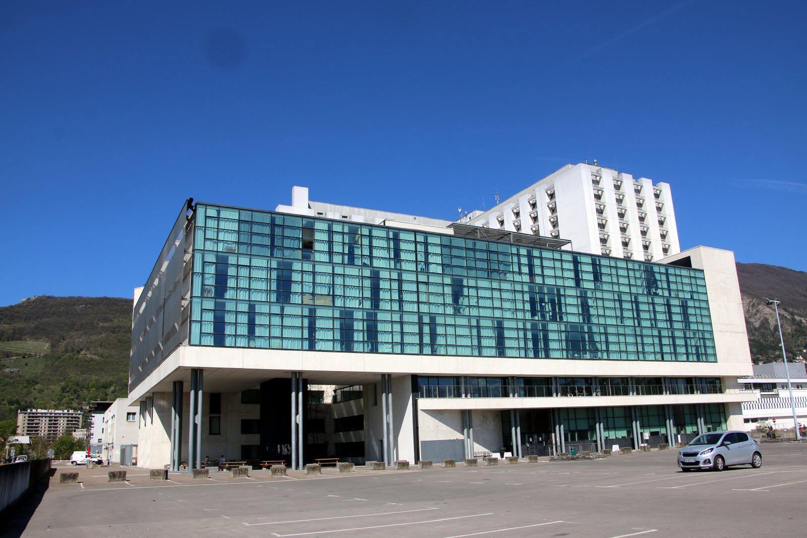 Mystérieux Malaises au CHU de Grenoble : Un Agent Porte Plainte, l'Enquête S'Ouvre.