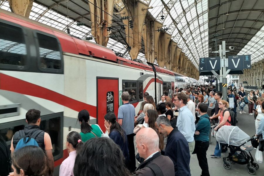 Grève SNCF prévue pour le pont du 8 mai : À quoi s’attendre ? Analyses, revendications et perspectives d'un mouvement social aux enjeux multiples.