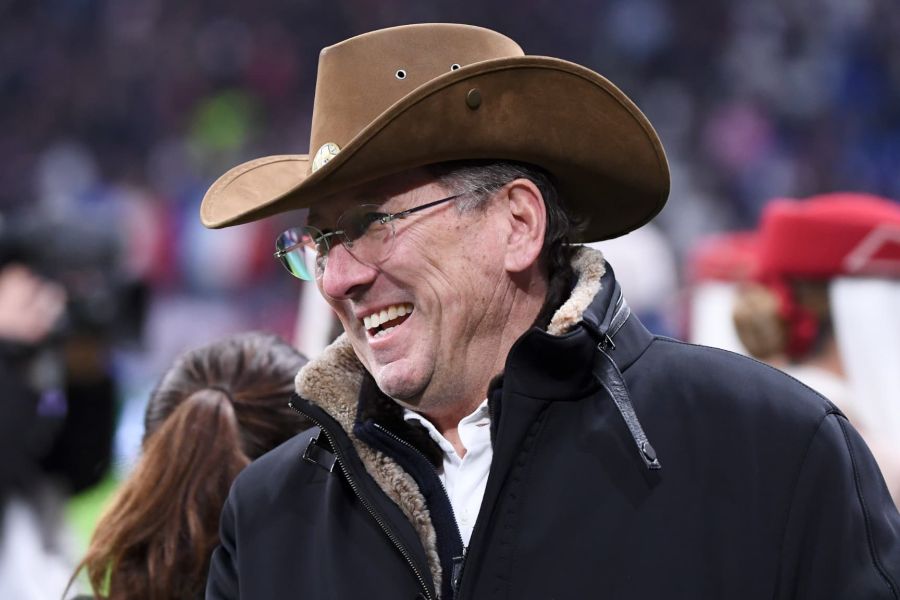 Lyon-PSG : Textor débarque au stade avec... un chapeau de cow-boy, en réponse à Al-Khelaïfi.