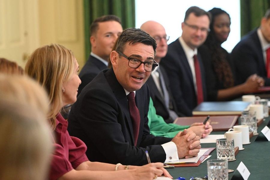 Royaume-Uni : Le Premier Ministre Andy Burnham Réaffirme la Priorité aux Investissements Technologiques et à l'IA