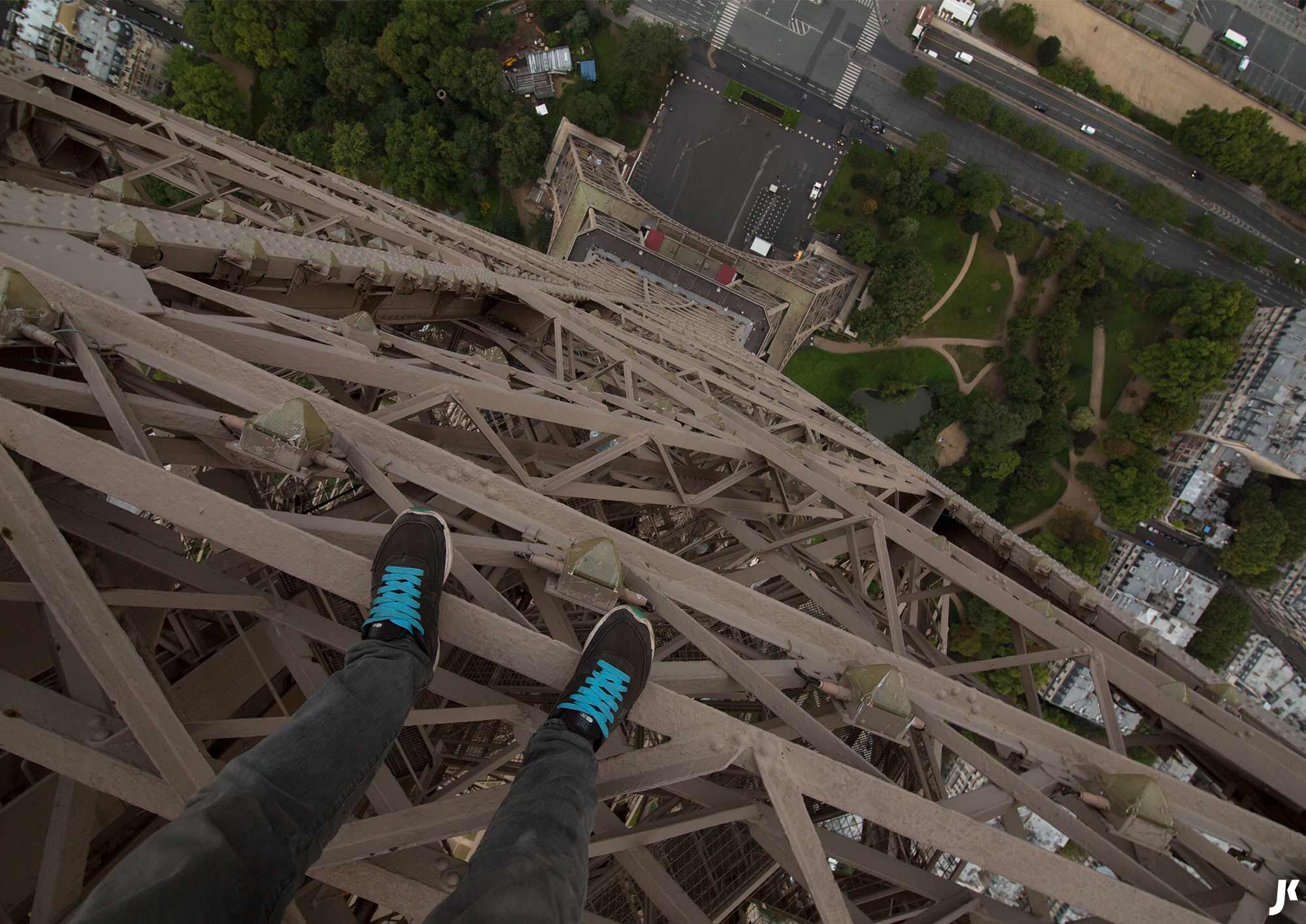 Paris : Un Homme Escalade la Tour Eiffel à Mains Nues