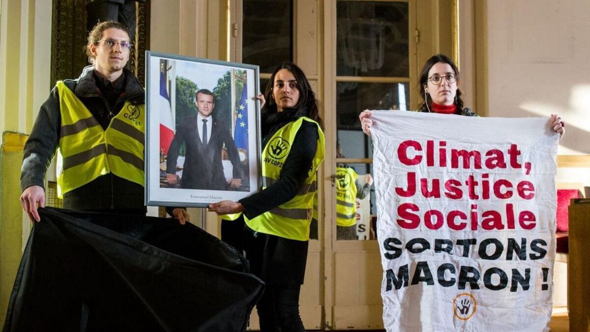 DES MILITANTS POUR LE CLIMAT BLOQUENT LE SIÈGE DU PARTI RENAISSANCE DE MACRON À PARIS