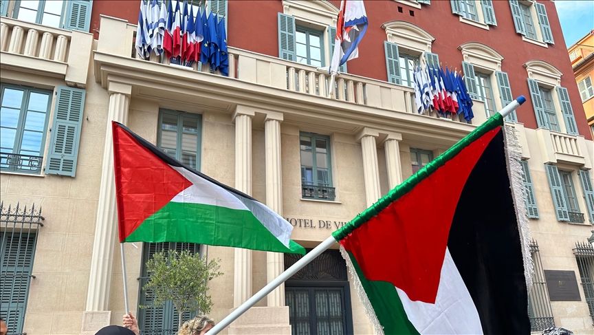 Drapeaux étrangers et neutralité : le cas du drapeau israélien à Nice relance le débat