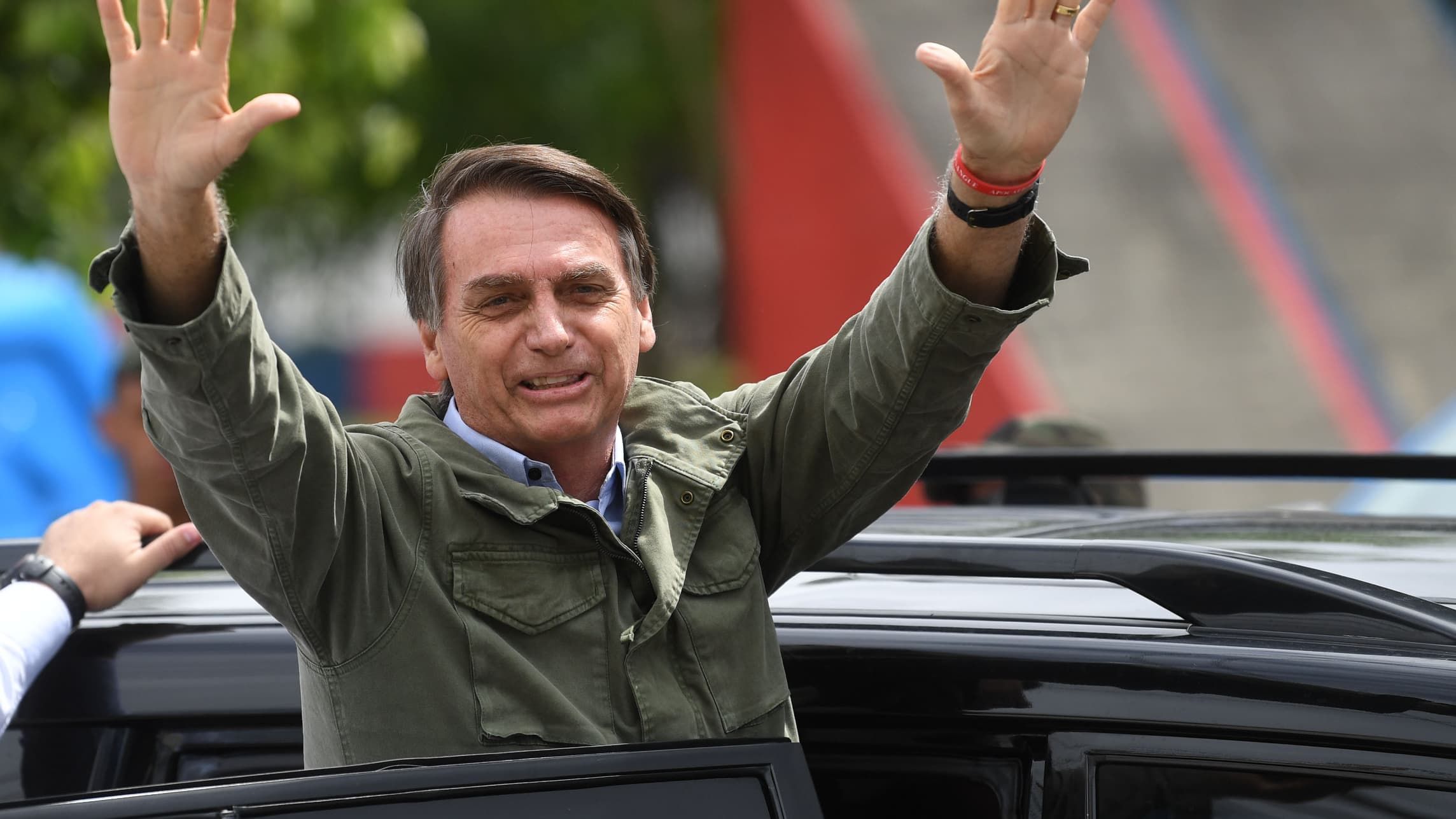 Milei défend Bolsonaro et critique la gauche lors d'une conférence au Brésil