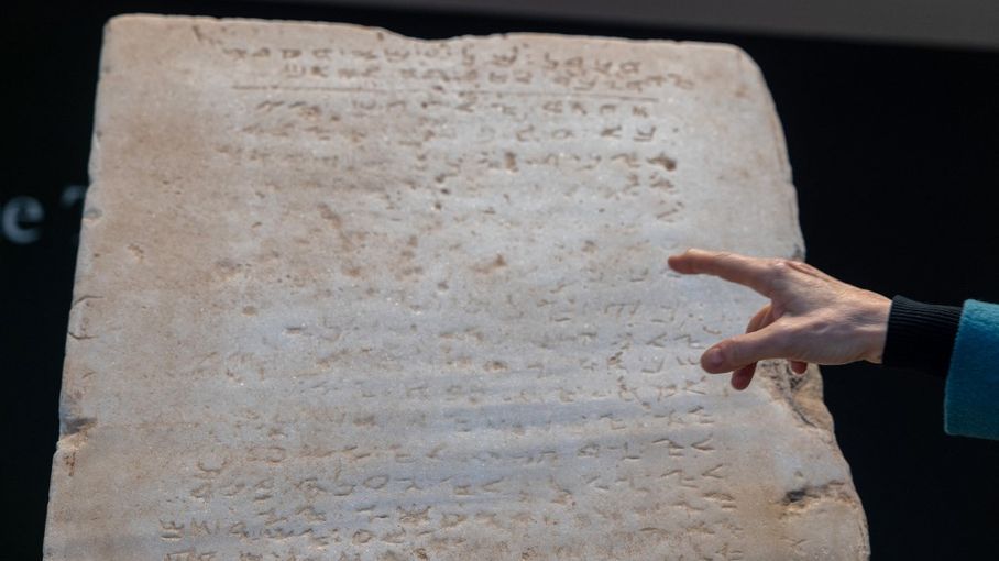 États-Unis : Une tablette gravée des dix commandements vendue 5 millions de dollars aux enchères