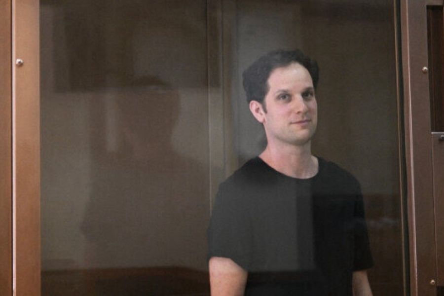 Le journaliste américain Evan Gershkovich maintenu en détention en Russie