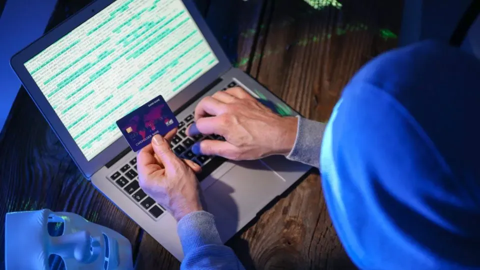 Lutte Contre les Fraudes Internationales : Un Réseau de Carte Bancaire Démantelé, Milliards en JeuLutte Contre les Fraudes Internationales : Un Réseau de Carte Bancaire Démantelé, Milliards en Jeu