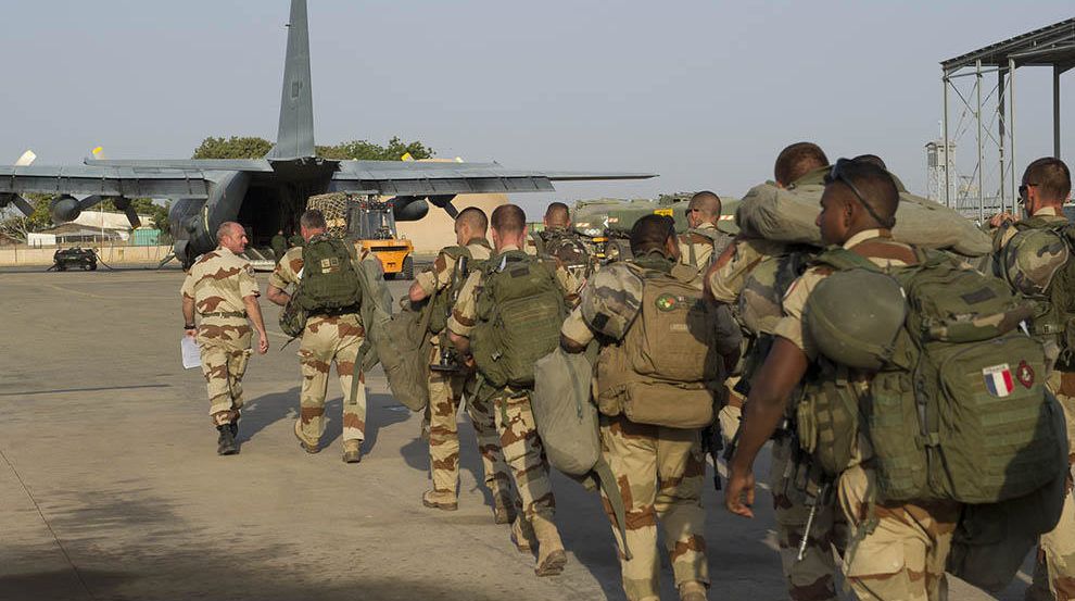 La France en  Afrique. Les Militaires ou les Ingénieurs  2 : La présence militaire française au Sénégal remise en cause par le nouveau régime
