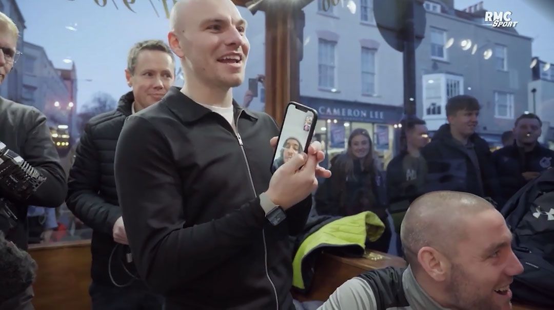 Foot : Des Joueurs se Rasent la Tête pour Soutenir un Coéquipier Atteint du Cancer
