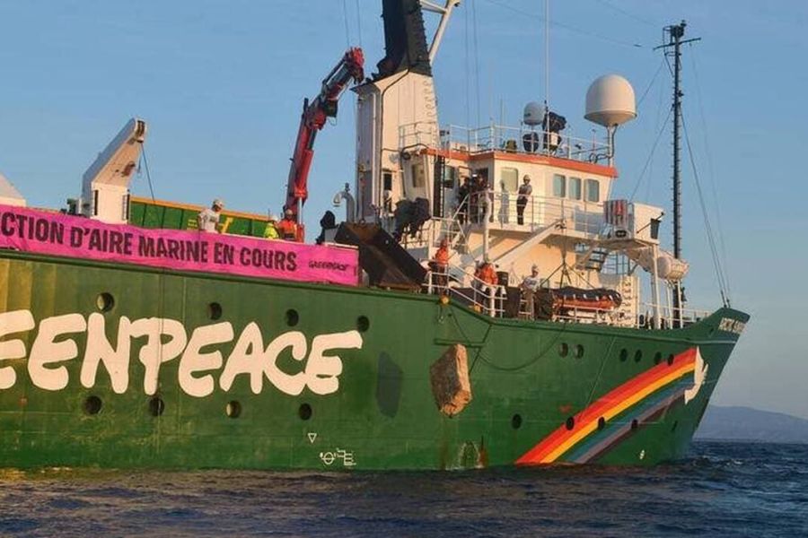 Greenpeace lâche des rochers contre le chalutage de fond en France, une action coup de poing qui relance le débat sur la pêche durable