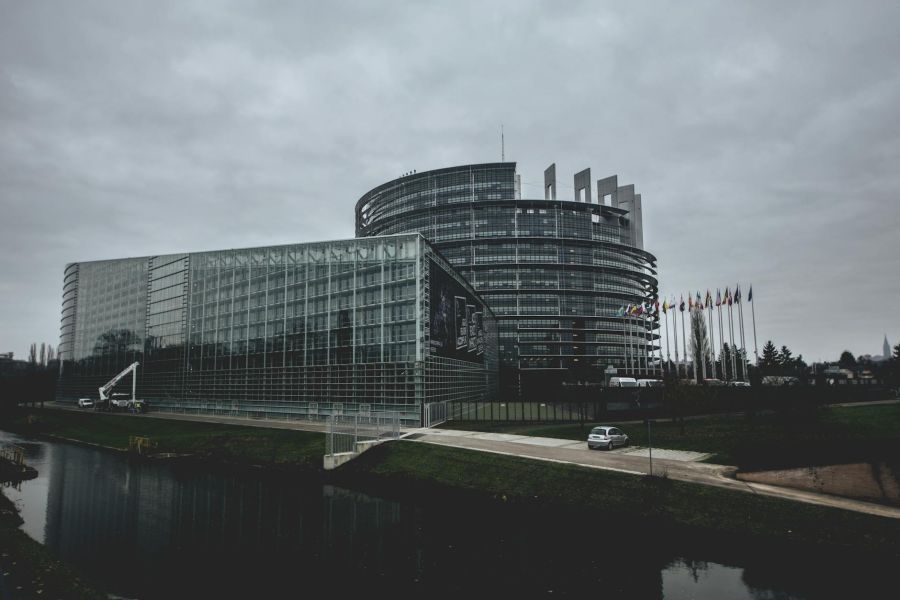 Le Parlement européen évalue l'impact de l'AI Act sur la compétitivité numérique face aux États-Unis : bilan et ajustements en juillet 2026