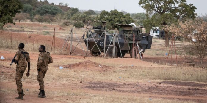 Burkina Faso, plusieurs dizaines de soldats tués dans une double attaque contre le camp militaire de Gomboro