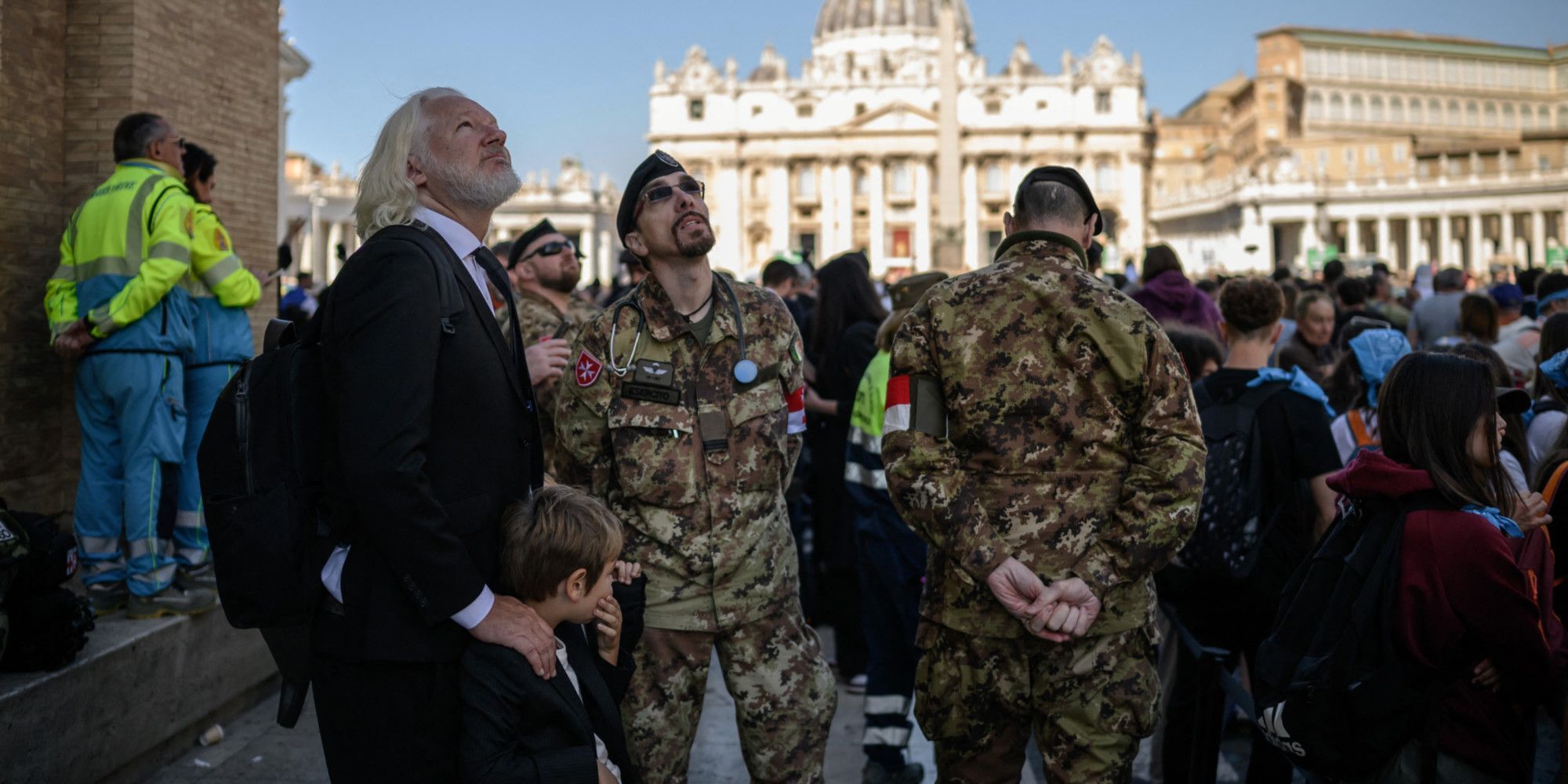 VATICAN. Les images de Julian Assange, le fondateur de Wikileaks, avec sa famille aux funérailles du pape François. Simple curiosité ou signe d'un rapprochement ?