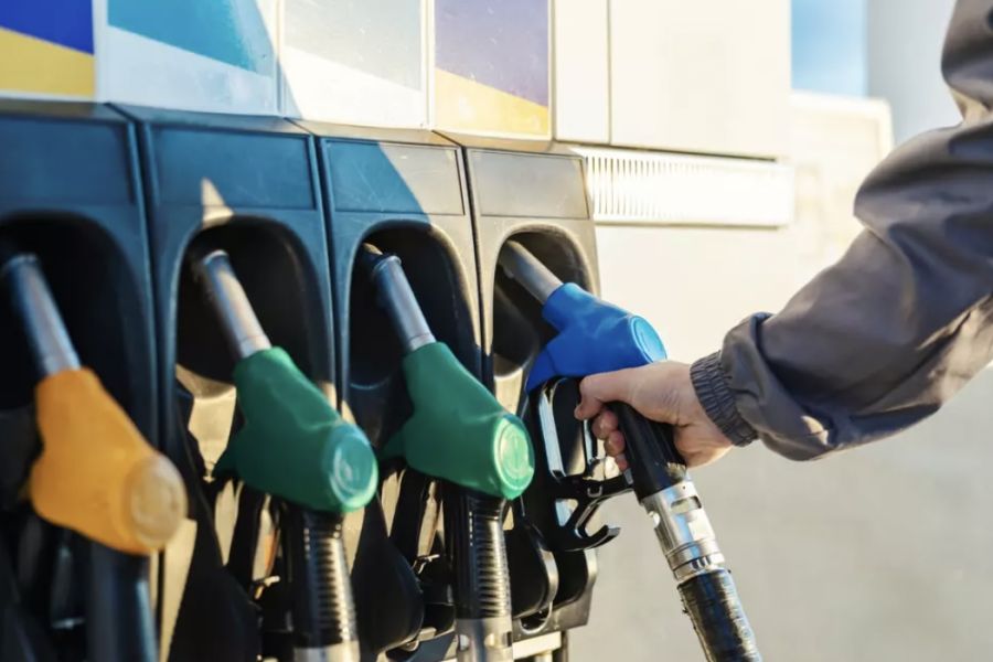 Carburants : L'Offensive Douanière de Trump, une Aubaine Inattendue pour les Prix à la Pompe ?