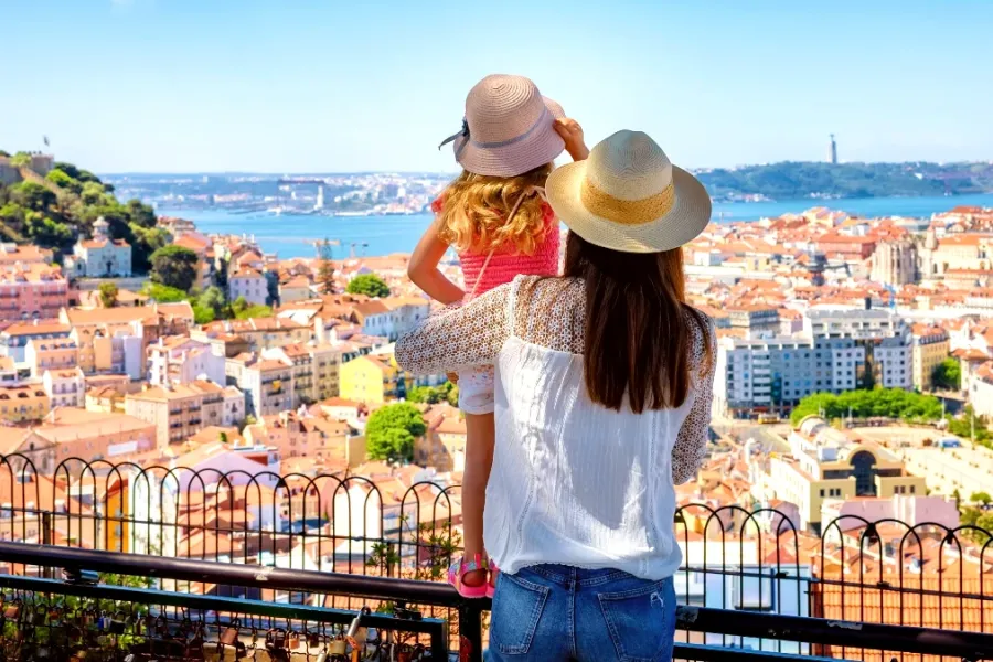 Tourisme en Méditerranée : L'Espagne et le Portugal Face aux Défis de la Gestion des Flux Touristiques