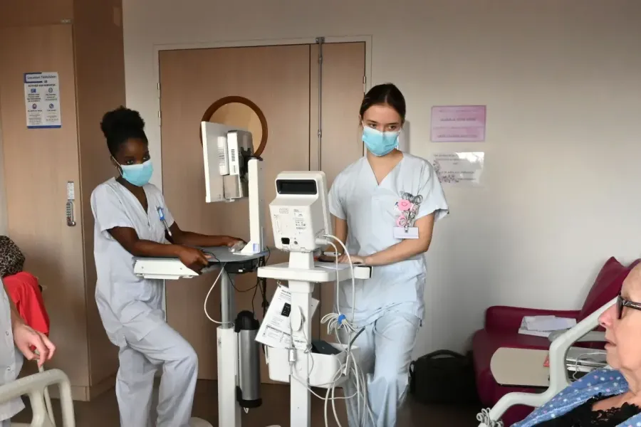 Santé Publique en Europe : Nouveaux protocoles dans les maternités et hôpitaux pour améliorer l'accompagnement des familles