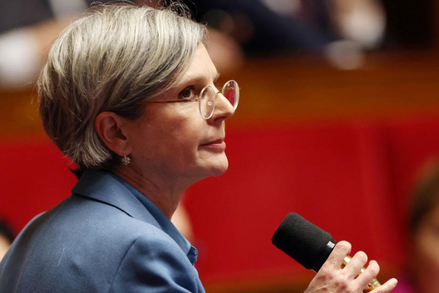 Sandrine Rousseau prête à entrer dans un gouvernement du NFP après la chute du cabinet Bayrou