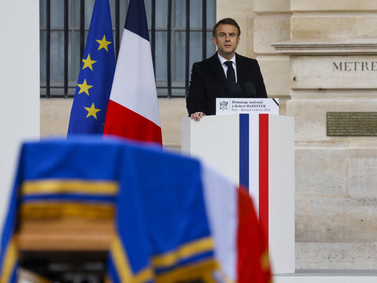 Panthéonisation de Badinter et Bloch : Un Choix Symbolique d'Emmanuel Macron pour la République.