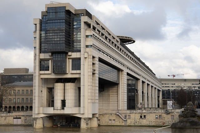 Vente aux enchères à Bercy : l'État cède les biens saisis aux fraudeurs