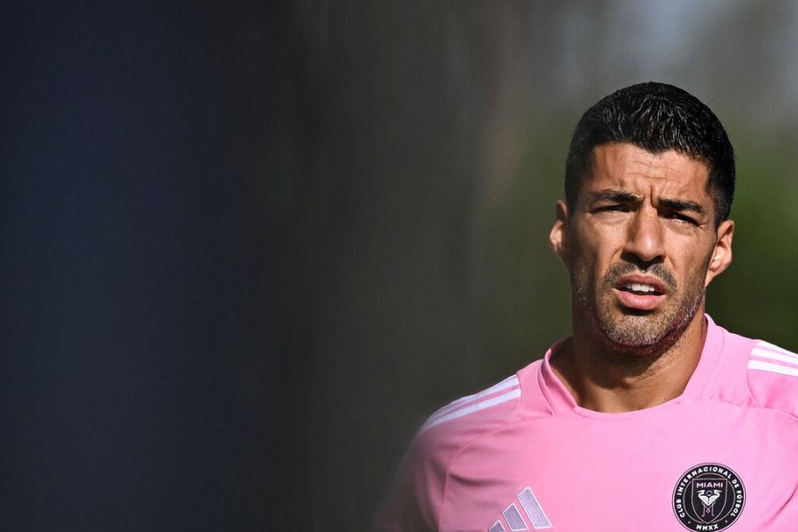 Luis Suarez suspendu six matchs après avoir craché sur un membre du staff adverse