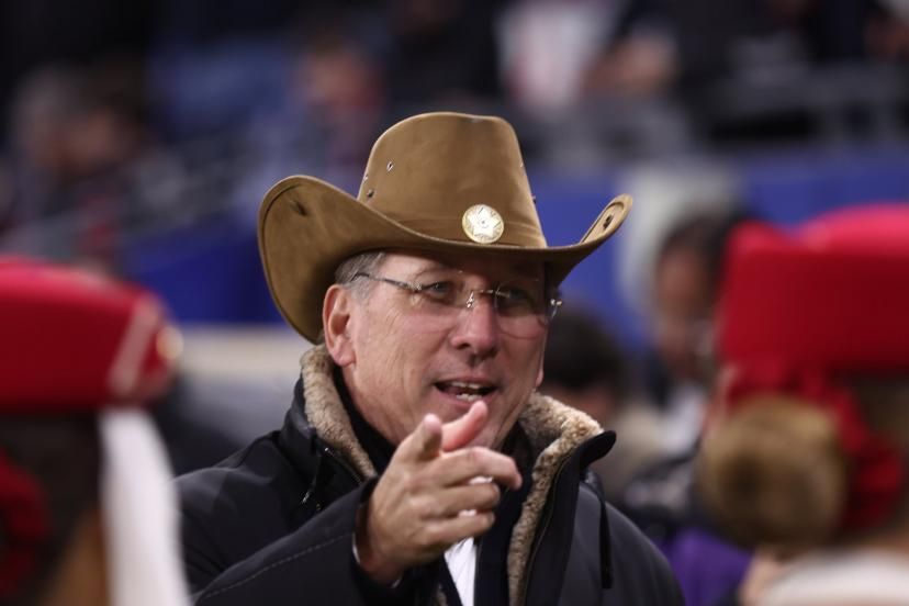 John Textor au stade avec un chapeau de cow-boy : Décryptage des codes et des enjeux de la communication dans le football moderne