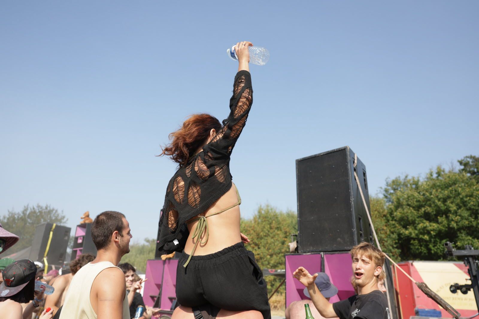 Rave-party sauvage en Isère : un rassemblement illégal de 1 000 personnes dans une zone à risque sévère d’incendie, un gendarme blessé