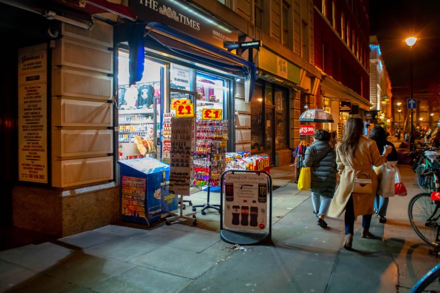 Alcool, blanchiment, nuisances... Plusieurs épiceries de nuit bientôt contraintes de fermer à Marseille