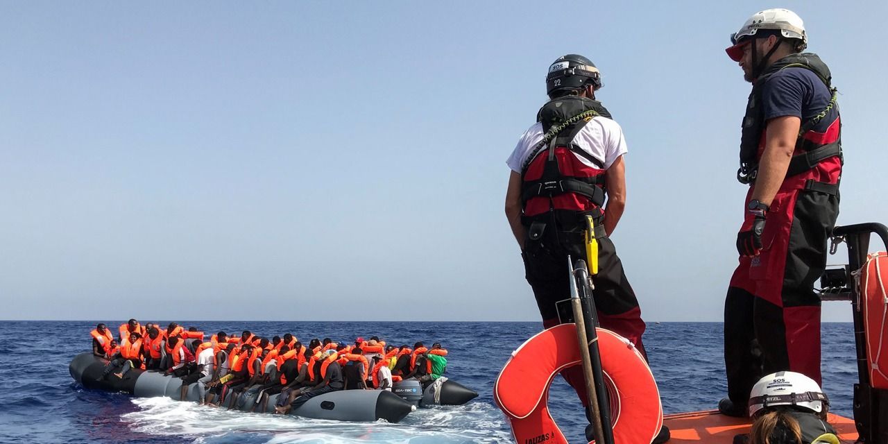 Plus de 1 100 migrants traversent la Manche en un jour – Londres et Paris sous tension