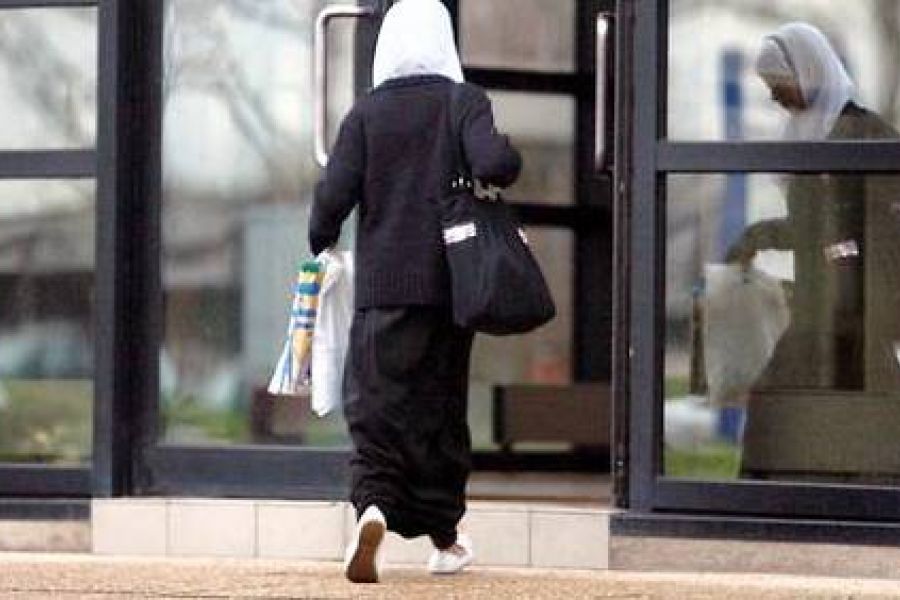 La police parisienne tire sur une femme voilée dans le métro