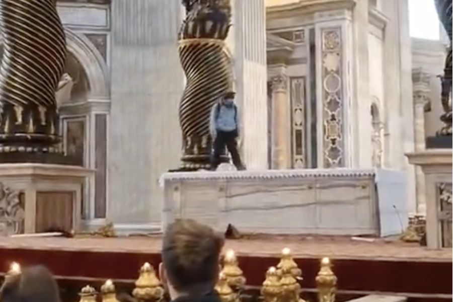 Au Vatican, un homme dégrade la basilique Saint-Pierre - Un acte de vandalisme qui choque le monde catholique