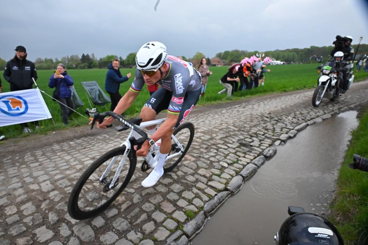 Paris-Roubaix : Enquête ouverte après le jet de bidon sur Mathieu van der Poel – Un acte isolé ou le reflet d'une tension grandissante dans le cyclisme ?