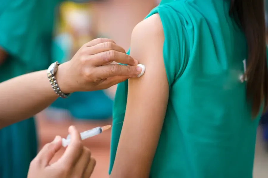 Cancer du Col de l'Utérus : Le Vaccin HPV Sauve Plus d'Un Million de Vies dans les Pays à Faible Revenu – Succès et Défis de la Santé Mondiale.