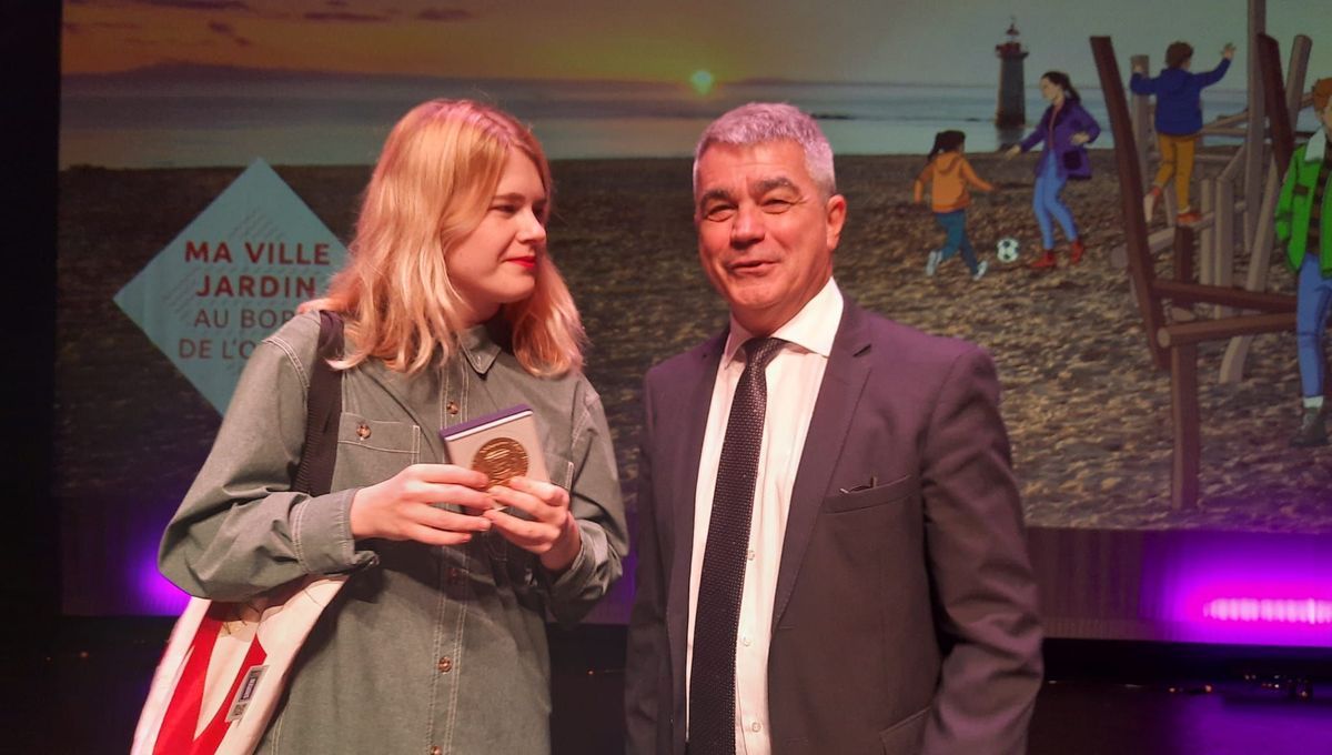 Zaho de Sagazan honorée par le maire de Saint-Nazaire