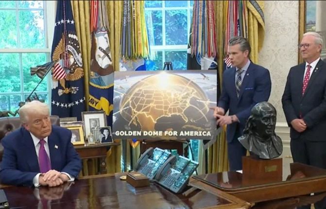 Stratégique Introduction : Le Crépuscule des Certitudes En ce printemps 2026, l’architecture de sécurité européenne ressemble à un chantier à ciel ouvert sous un orage médiatique et militaire. Depuis les bureaux de l'OTAN à Bruxelles jusqu'aux chancelleries de Paris et Berlin, une question brûle toutes les lèvres : l’Europe peut-elle encore confier les clés de sa maison à un oncle Sam de plus en plus imprévisible ? Omondo Info plonge au cœur des rapports classifiés pour comprendre pourquoi l'équilibre européen n'a jamais été aussi précaire. I. La Fin de l'Insouciance Budgétaire Pendant des décennies, l'Europe a vécu sous le "parapluie" américain, investissant ses dividendes de la paix dans l'État-providence plutôt que dans les canons. En 2026, ce modèle est mort. Le Pr Meryl, dans son analyse pour Omondo Eco, souligne que les dépenses militaires de l'UE ont bondi de 40% en deux ans. Pourtant, cette manne financière ne suffit pas à combler le retard technologique. L'Europe achète américain (F-35, systèmes Patriot) pour parer au plus pressé, ce qui paradoxalement freine l'émergence d'une industrie de défense purement continentale. II. Le Pivot Américain : L'Europe, Variable d'Ajustement ? Washington ne s'en cache plus : sa priorité absolue est l'Indopacifique. Pour les stratèges du Pentagone, l'Europe doit devenir son propre "premier répondant". Cette pression de Washington crée une ligne de fracture au sein de l'Union. D'un côté, la Pologne et les pays Baltes, qui exigent une présence américaine permanente ; de l'autre, une France qui prône l'autonomie stratégique. Comment maintenir l'unité quand les menaces ne sont pas perçues de la même manière à Varsovie qu'à Madrid ? III. L'Intégration de l'IA dans la Défense : Le Nouveau Champ de Bataille La sécurité en 2026 ne se joue plus seulement sur le terrain, mais dans le "Cloud". Les systèmes de défense européens sont-ils interopérables ? Les récentes failles détectées dans les réseaux de communication montrent que la dépendance aux infrastructures numériques extra-européennes est le talon d'Achille de l'Union. Christian Sabba Wilson rappelle que "la souveraineté sans serveurs n'est qu'une illusion". Conclusion : Vers une Armée Européenne de Facto ? L'équilibre est difficile, mais nécessaire. Soit l'Europe parvient à transformer l'OTAN en un partenariat d'égaux, soit elle risque la marginalisation historique. Le sommet prévu à la fin du mois sera décisif.