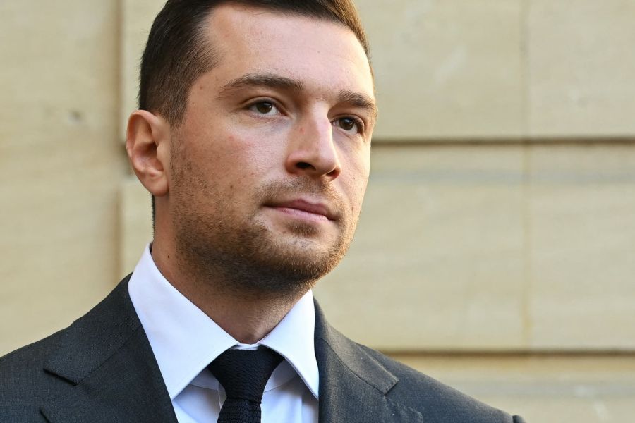 Jordan Bardella somme Macron de dissoudre l’Assemblée ou de démissionner face à la crise politique
