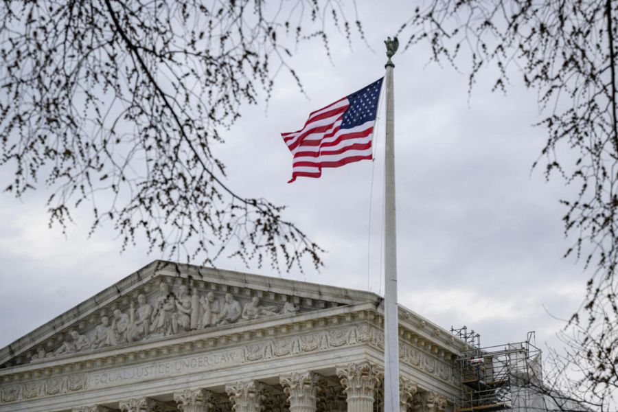 La Cour suprême autorise les descentes anti-migrants de Trump, un tournant controversé