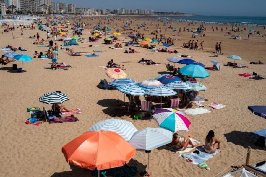 Tourisme et Vacances d'Été 2026 en France : Bilan de Fréquentation, Mutations des Habitudes de Voyage et Enjeux Économiques du Littoral à la Montagne