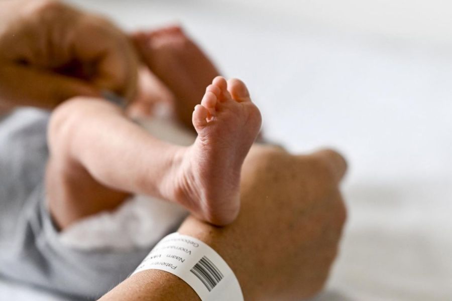 Première mondiale : une thérapie génique sur mesure sauve un bébé aux États-Unis