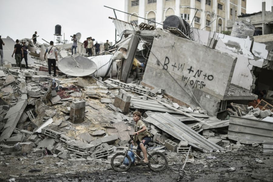 L’Ombre de Téhéran sur les Alpes Le 14 mars 2026, une onde de choc sans précédent traverse le lac Léman. En collaboration avec OMONDO.INFO, le prestigieux quotidien suisse Le Temps publie une enquête monumentale qui ébranle les fondations mêmes de la neutralité helvétique. Alors que le conflit armé en Iran entre dans sa troisième semaine, les données révélées indiquent que les banques privées suisses abritent encore, sous des montages d'une complexité vertigineuse, une part colossale de la fortune des dignitaires du régime de Téhéran et des hauts commandants des Gardiens de la Révolution. On ne parle plus de simples dépôts, mais d'une architecture financière souterraine estimée à plus de 280 milliards de dollars. Des Montages Sophistiqués pour Contourner l'Histoire L’enquête détaille comment, malgré le durcissement progressif des sanctions internationales depuis 2024, des entités liées à Téhéran ont réussi à maintenir leurs avoirs au cœur de l'Europe. En utilisant des sociétés-écrans basées dans des juridictions opaques comme les îles Caïmans ou Maurice, puis en réinjectant ces fonds dans des trusts suisses via des prête-noms singapouriens, l'élite iranienne a érigé un rempart financier contre les saisies. Le Pr Meryl, expert en économie criminelle interrogé par PEE-VALIS, explique : « Nous sommes face à une ingénierie de la dissimulation qui a bénéficié de la complaisance, volontaire ou non, de certains intermédiaires financiers genevois ». L’Ultimatum de Washington : La Neutralité au Pied du Mur L’administration de Donald Trump, déjà engagée sur le front militaire, a réagi avec une violence diplomatique rare. Un ultimatum a été envoyé au Conseil fédéral suisse : la saisie immédiate et totale de ces fonds pour alimenter un "Fonds de Reconstruction et de Stabilisation" géré par la coalition, ou l'exclusion pure et simple de la place financière suisse du système de compensation en dollars (SWIFT). Pour Berne, le dilemme est existentiel. Céder, c'est abandonner définitivement la protection du secret bancaire et la neutralité qui font l'attractivité de la Suisse. Refuser, c'est condamner l'économie nationale à une autarcie financière dévastatrice. La Fin d’un Modèle Économique ? Les révélations du journal Le Temps agissent comme un catalyseur. À Zurich, les banquiers s'inquiètent d'une fuite massive des capitaux provenant d'autres puissances émergentes, craignant que le précédent iranien ne s'applique demain à d'autres nations. OMONDO.INFO souligne que cette crise marque probablement la fin de l'exception suisse telle qu'on l'a connue au XXe siècle. Dans un monde où la finance est devenue une extension de la guerre par d'autres moyens, l'opacité n'est plus un service, mais une cible.